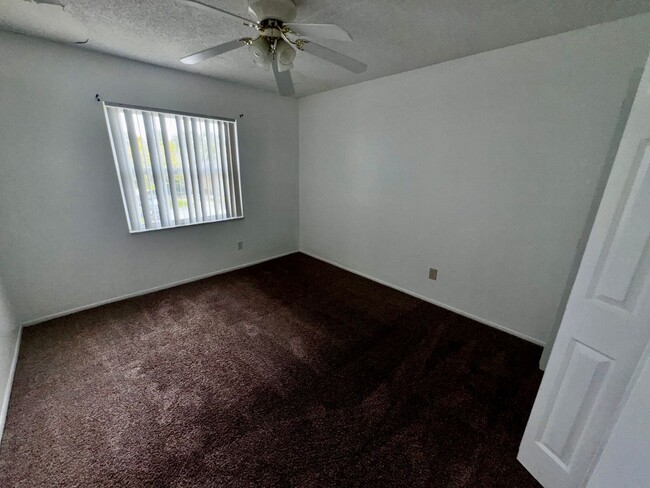 Building Photo - 2 Bedroom 2 Bath Hawthorne Village Condo n...