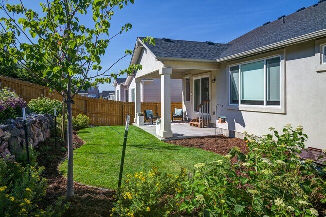 Building Photo - Beautiful "like new" home available for re...