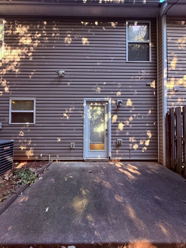 Building Photo - Spacious 3/2.5 Townhome in Lawrenceville