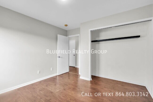 Building Photo - 621 Branch View Dr