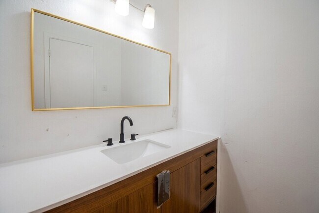 Building Photo - 433 Sunset Dr