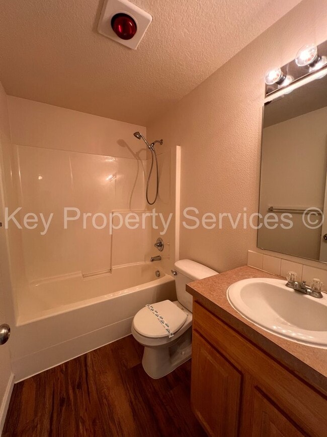 Building Photo - Orchards Townhome with Extra Deep Garage