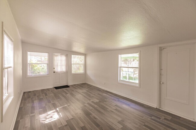 Building Photo - 808 N Palmway