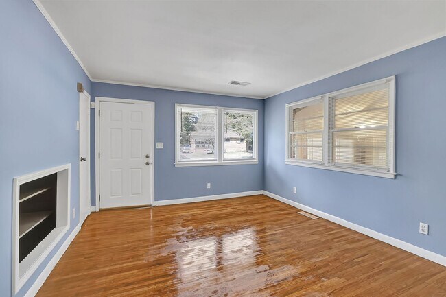 Building Photo - Beautiful, Newly Renovated 5 Bed 2 Bath si...
