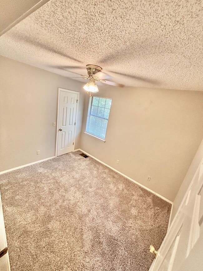 Building Photo - 415 Valley Dr