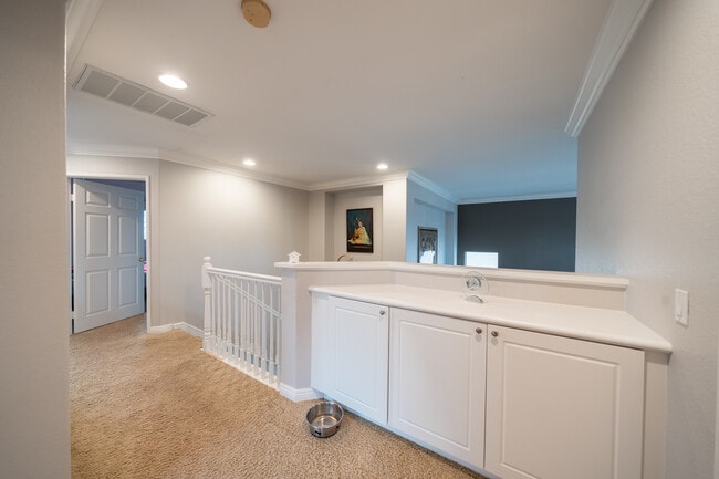 Building Photo - 6655 Hollycrest Ct