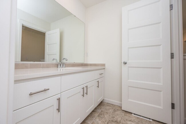 Building Photo - 3 Bedroom home in Yelm with Garage