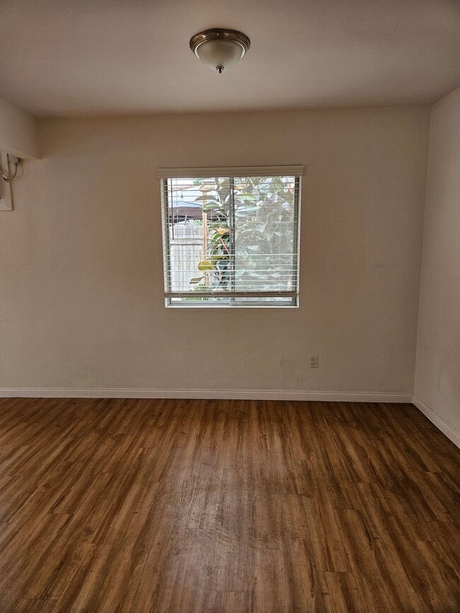 Building Photo - MOVE IN SPECIAL: Charming 2 Bedroom/1 Bath...