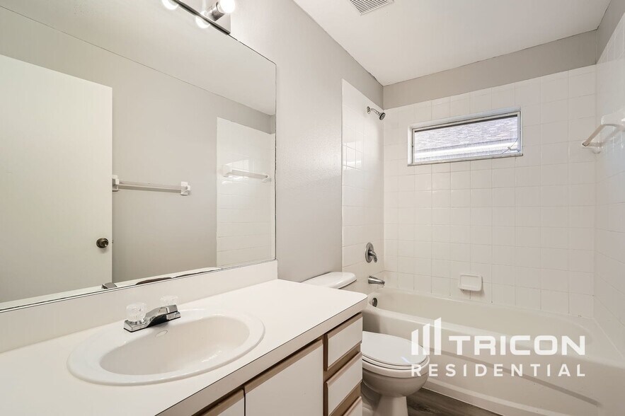 Building Photo - 11809 Brenford Crest Dr