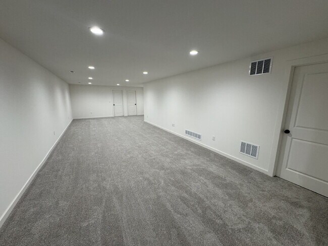 Building Photo - "Spacious 5-Bed Oasis with 3 Full Baths in Charming Bel Aire - 2,624 Sq Ft of Comfortable Living!"