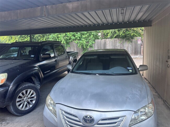 Building Photo - 11136 Village Bend Ln