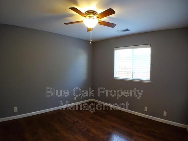 Building Photo - 612 W 6th Ave