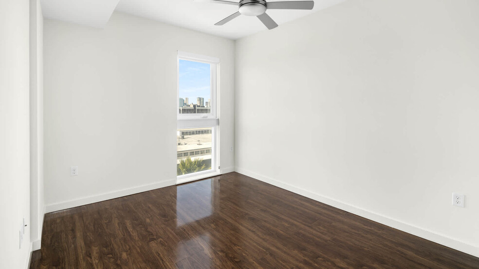 Bedroom with Hard Surface Flooring - Potrero 1010