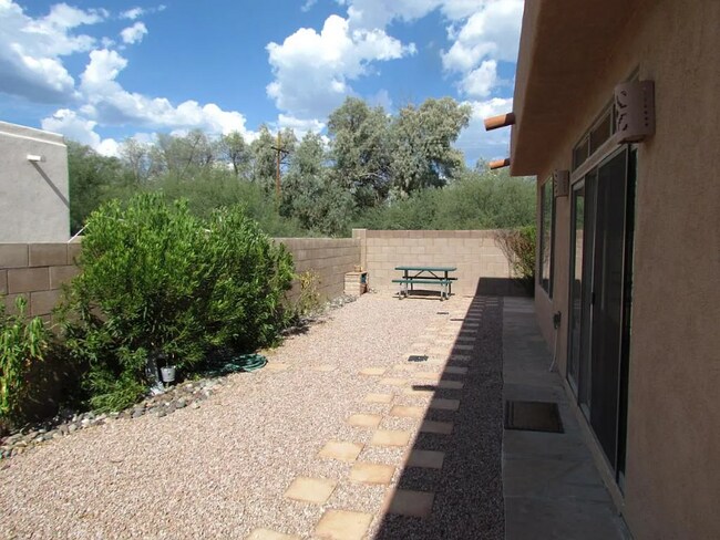 Building Photo - 742 N Ave Valiente