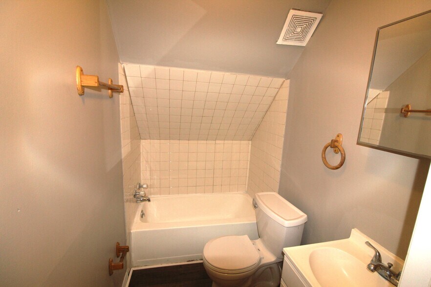 Building Photo - 392 N Garfield Ave