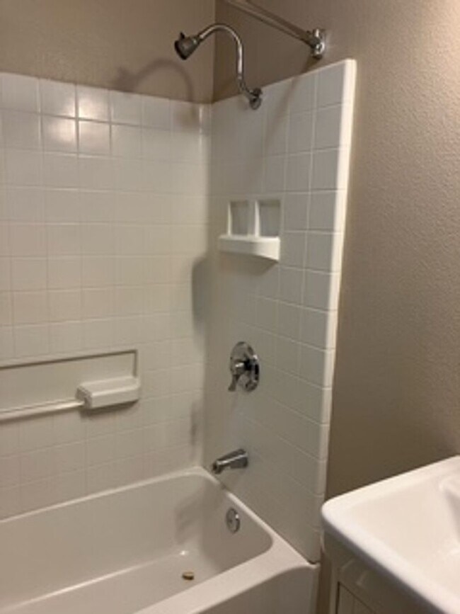 Building Photo - Charming 2 Bedroom, 2 Bathroom Condo in Sa...