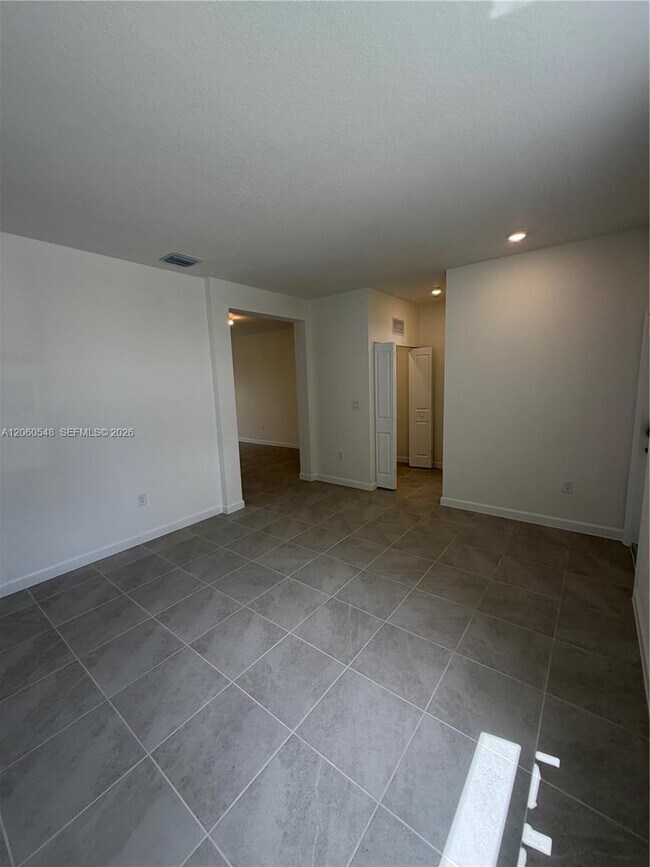 Building Photo - 2664 SE 25th Ter