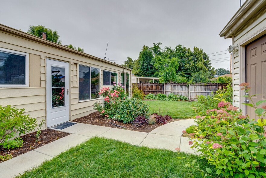 Building Photo - 3560 Dahlia St