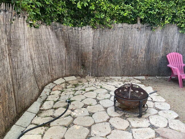 Building Photo - 1240-1246.5-12465 Tamarind Ave