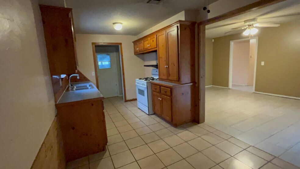 Building Photo - 4700 SE 42nd St