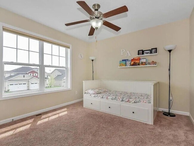 Building Photo - Beautiful 5bed home in apple valley! Dont miss this one!