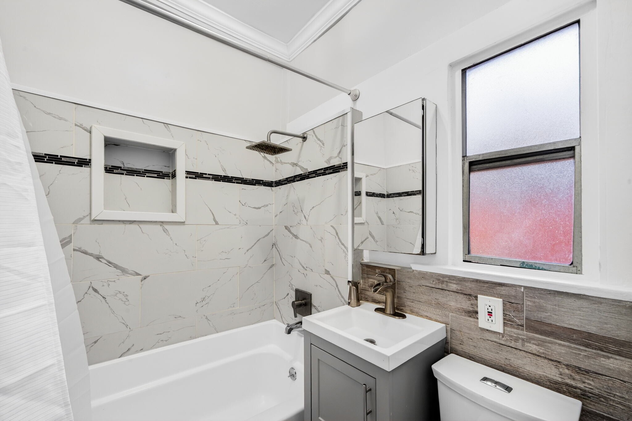 Building Photo - 5915 Lexington Ave