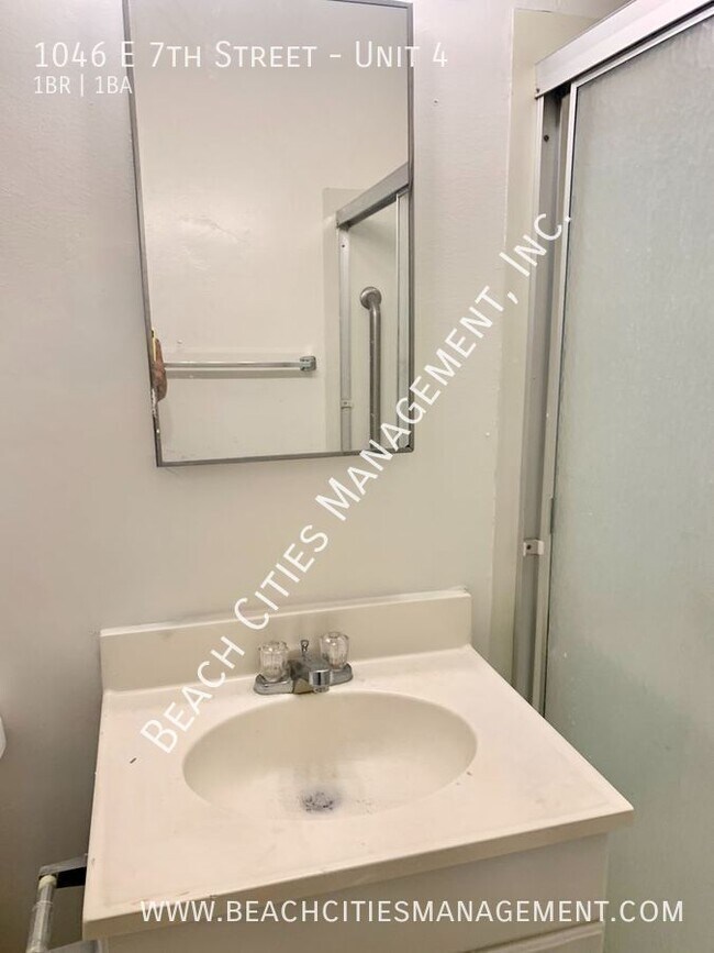 Building Photo - 1046 E 7th St