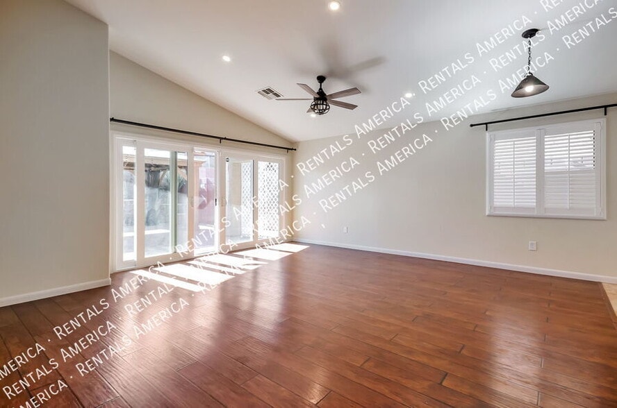 Building Photo - 219 W Calle Patio Lindo