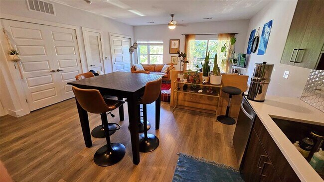 Building Photo - 2213 Poquito St