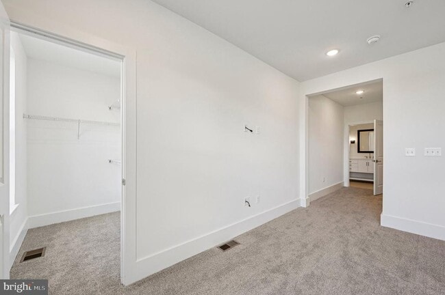 Building Photo - 2506 W Peninsula Dr