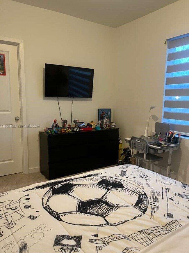 Building Photo - 1431 NE 3rd Ave