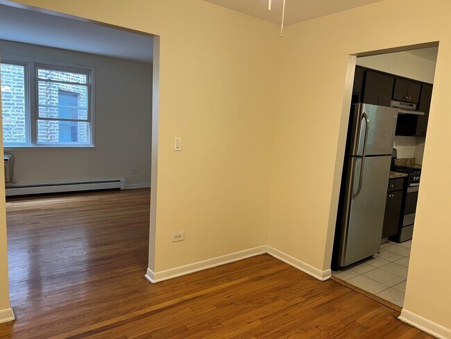 Building Photo - 7542 N Oakley Ave