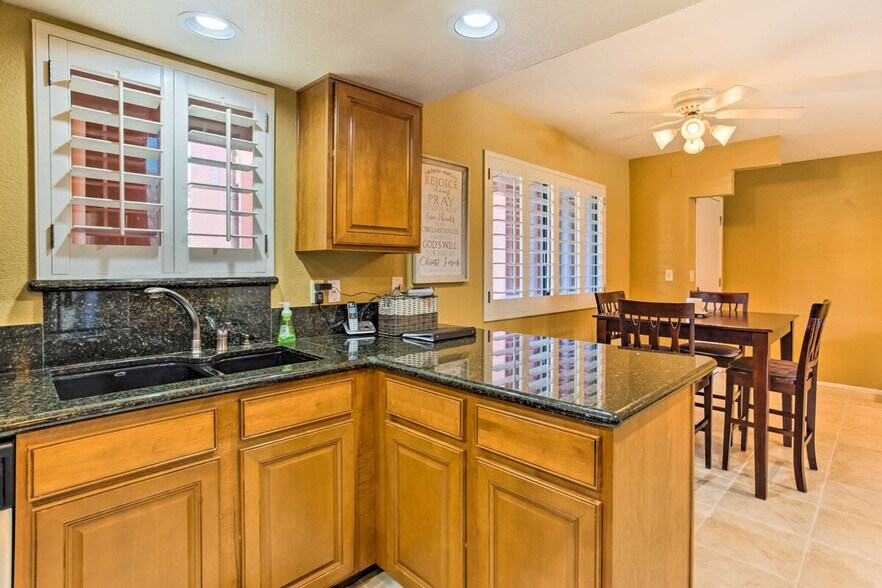 Building Photo - 12212 N Paradise Vlg Pkwy S