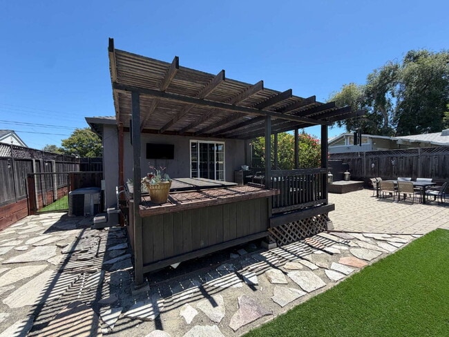Building Photo - "Charming 3-Bedroom Oasis with Granite Elegance & Hardwood Warmth in Concord!"