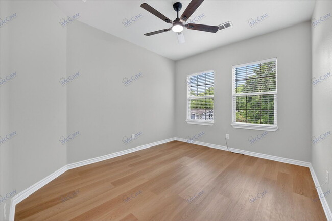Building Photo - 912 Drexel St