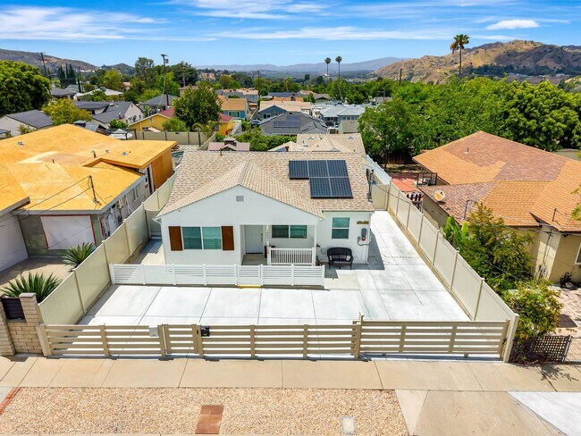 Building Photo - 10951 Whitegate Ave