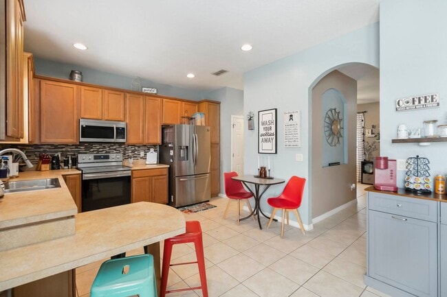 Building Photo - 3/2.5 Townhome W/ 2 Car Garage For Rent in the Highly Desirable Avalon Park Community