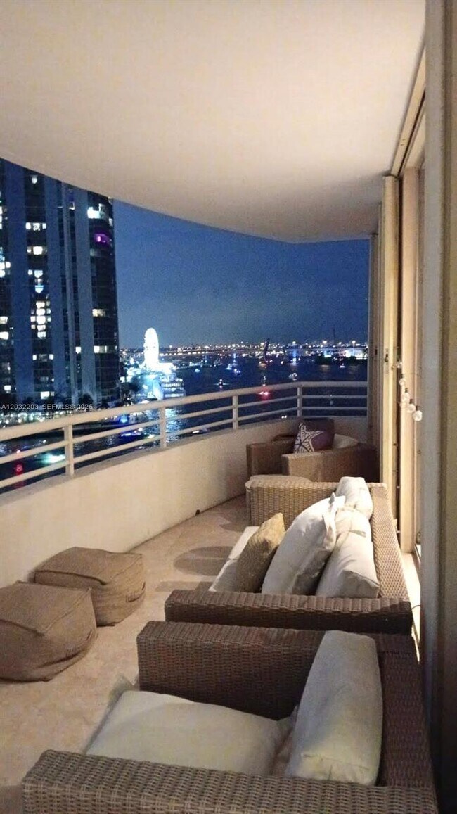 Building Photo - 888 Brickell Key Dr