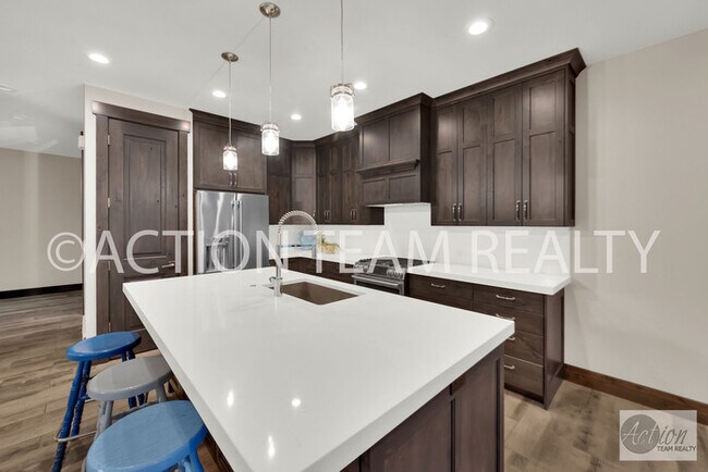 Building Photo - Beautiful Townhome in Huntsville