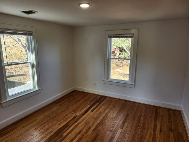 Building Photo - Large, Remodeled Single Family 4 BR House in Staunton