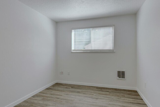 Building Photo - Newly Renovated Townhouse - Pet Friendly!!