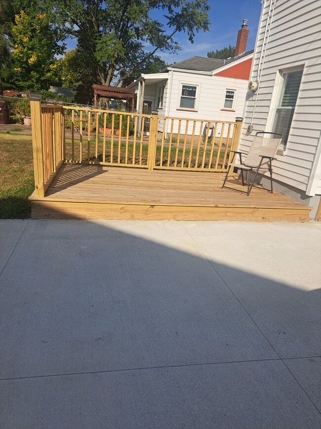 Building Photo - COMPLETE Remodel 2 Bedroom / 1 Bath House