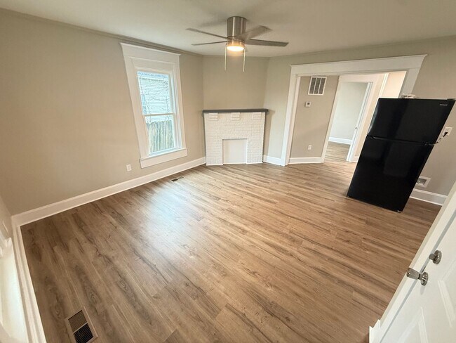 Building Photo - 823 N Main Ave