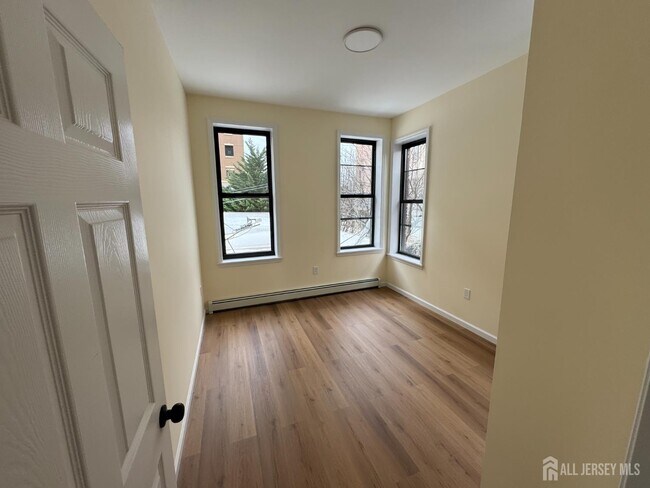 Building Photo - 290 King St