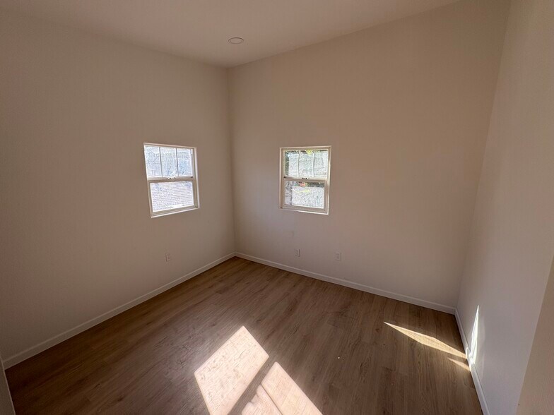 #B bedroom - 214 Kimble St