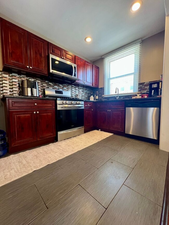 Building Photo - Stunning 3-Bed Twin Home in Lansdowne! Available May 1st!