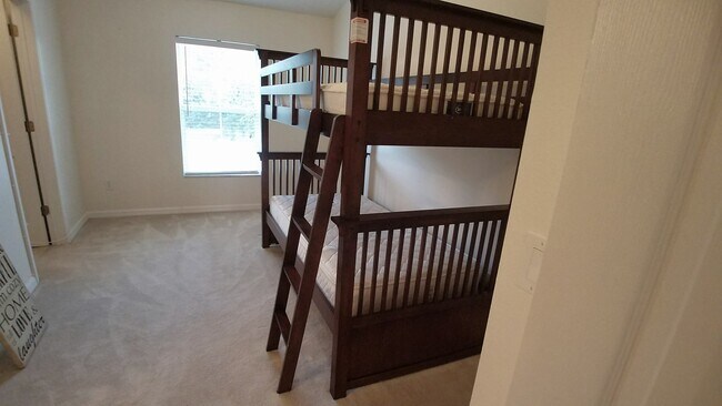 Building Photo - Beautiful Furnished 2/2.5  Pool View Condo x Rent Close to Universities.