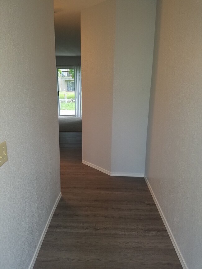 Building Photo - Nice 1 Bedroom 1 Bath Unfurnished Condo Ne...