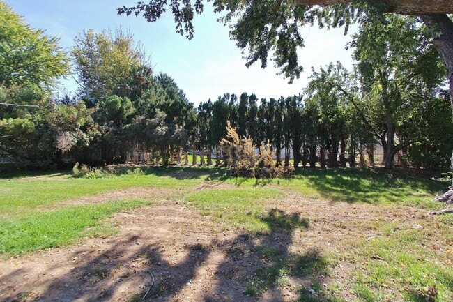 Building Photo - Spacious Home in Quiet Neighborhood