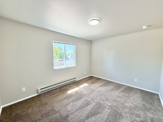 Building Photo - Two-Level 2BR with Fenced Yard & Washer/Dryer Hookups